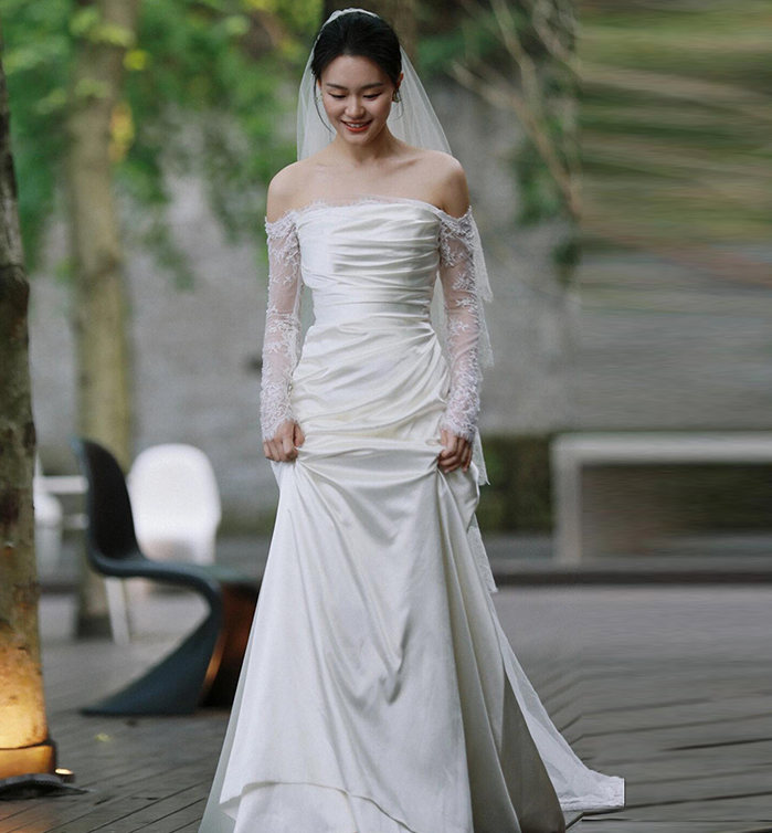 What is the style of Fujii's wedding photography?